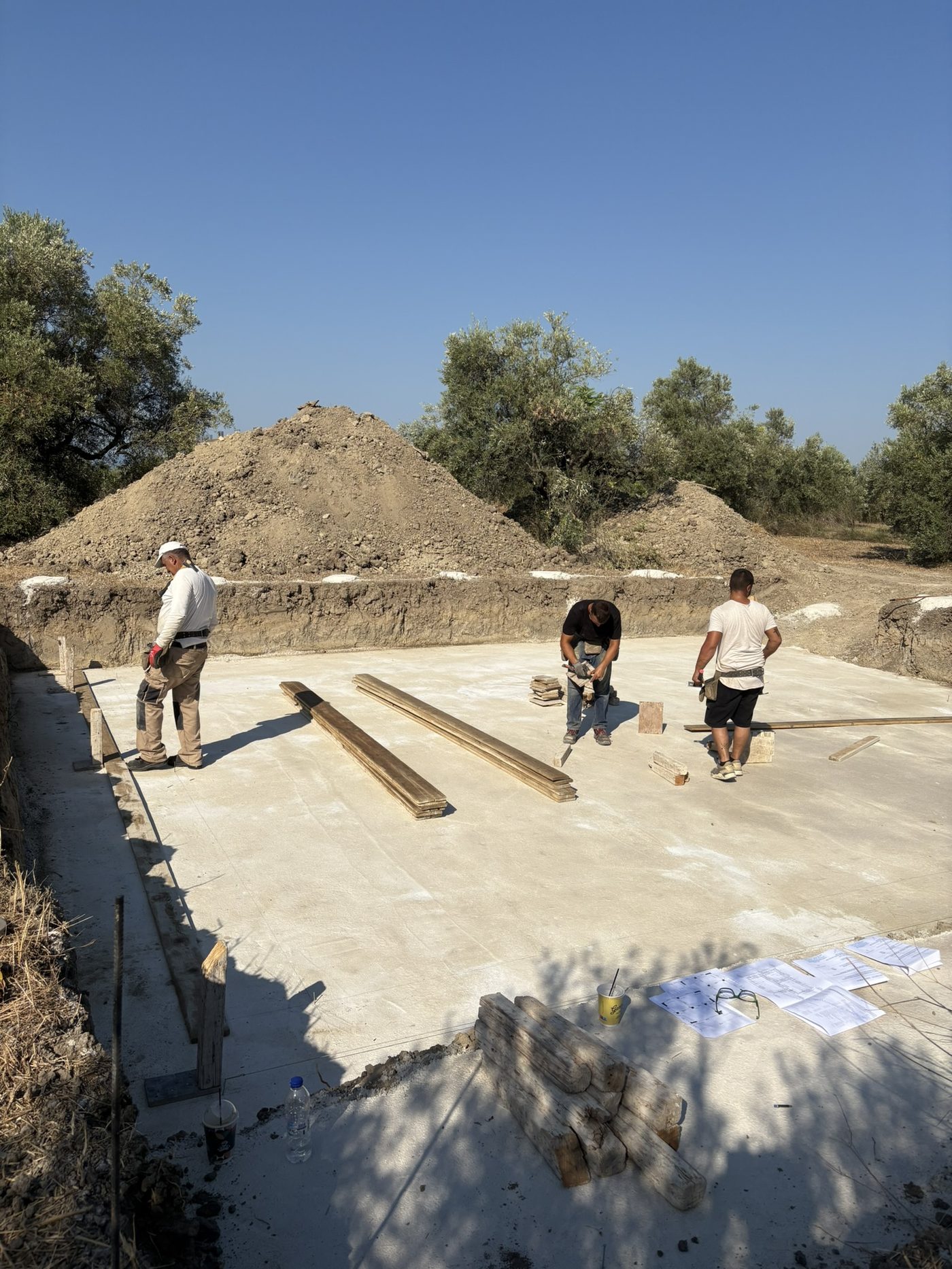 Συνεργείο σε δράση με τα σχέδια