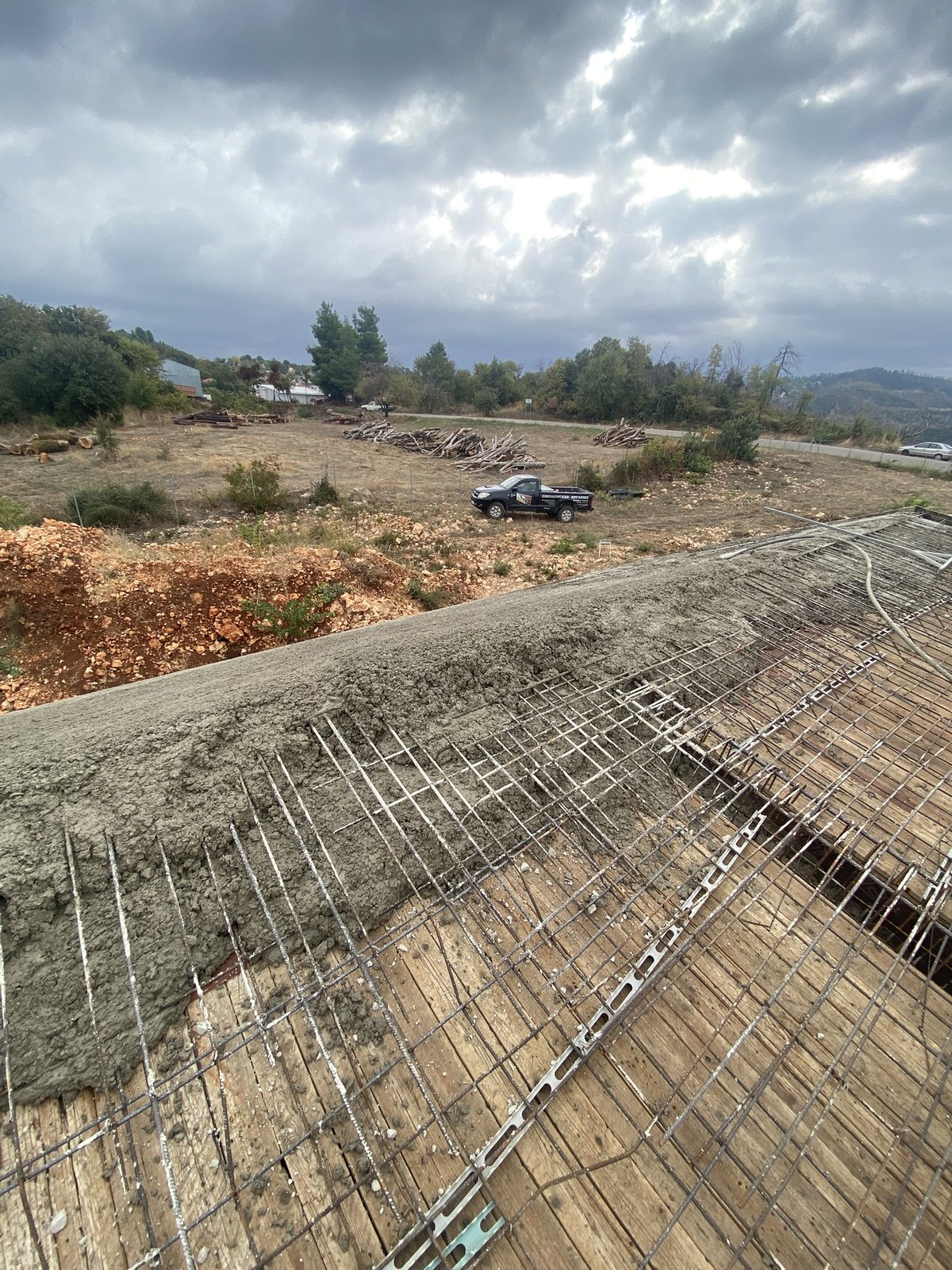 Σκυροδέτηση κεκλιμένης πλάκας με αντλία