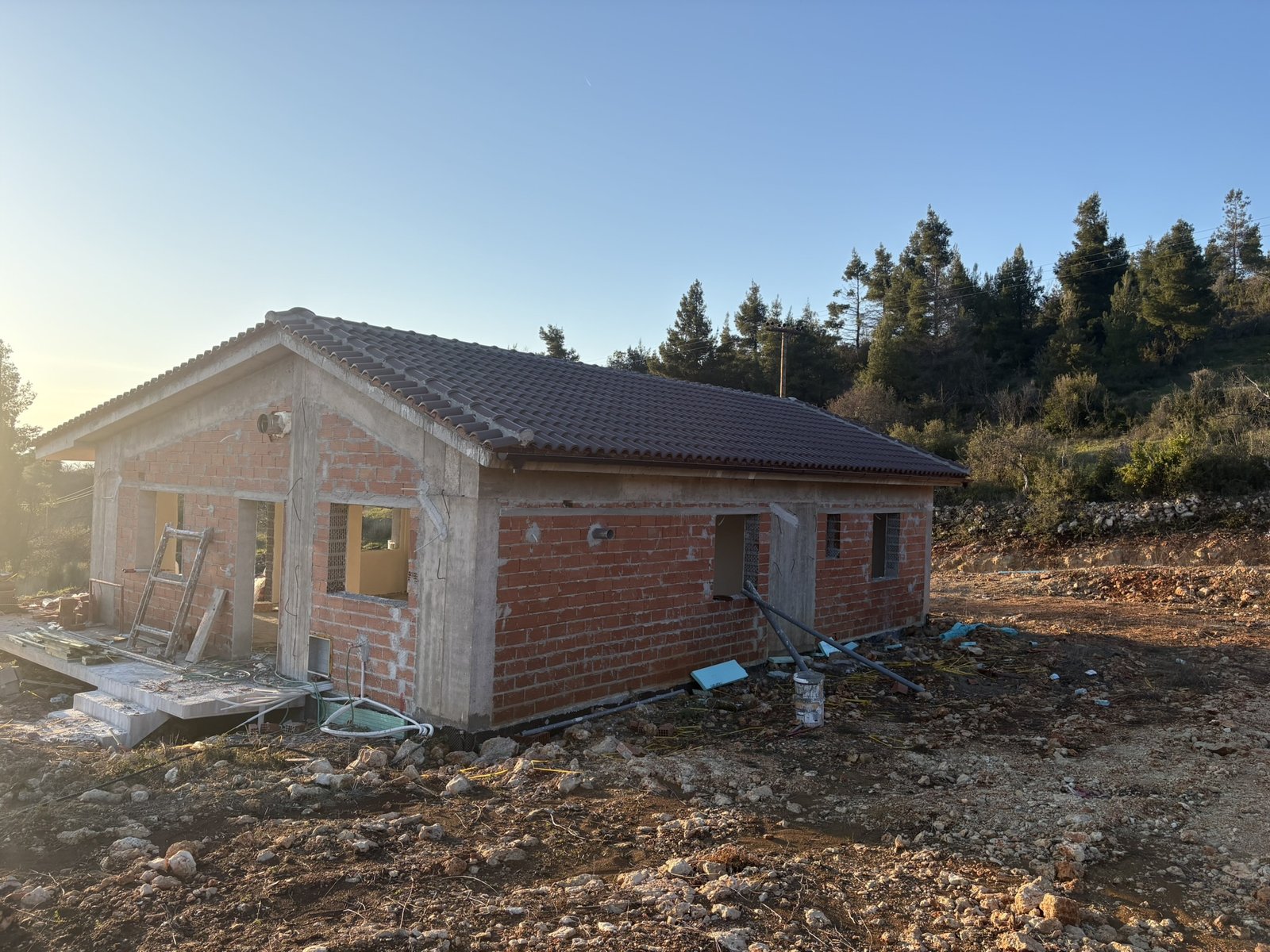 Τοποθέτηση κεραμιδιών στην κεκλιμένη στέγη
