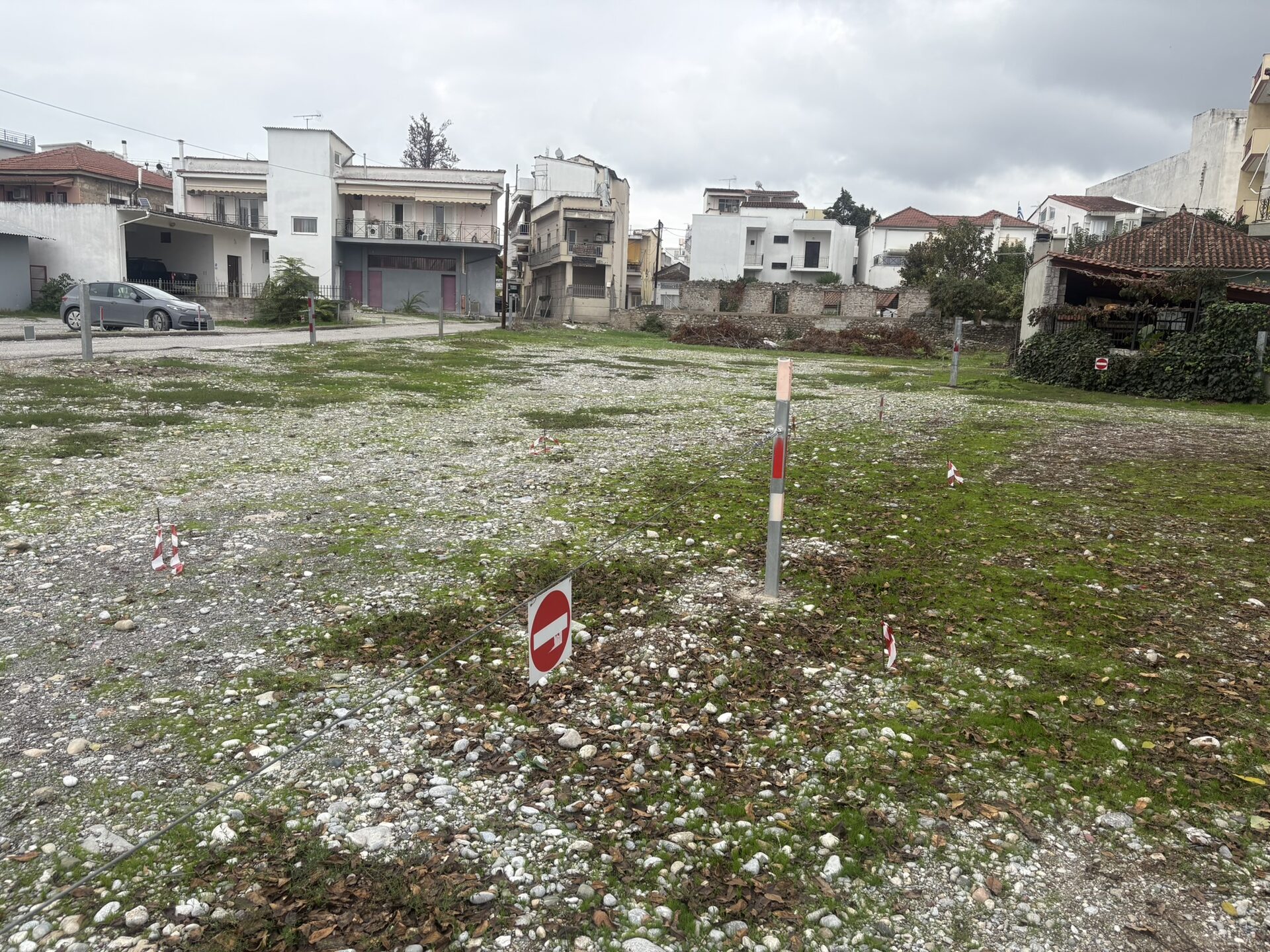 Χάραξη οικοπέδου με πασσάλους πριν την έναρξη των εργασιών