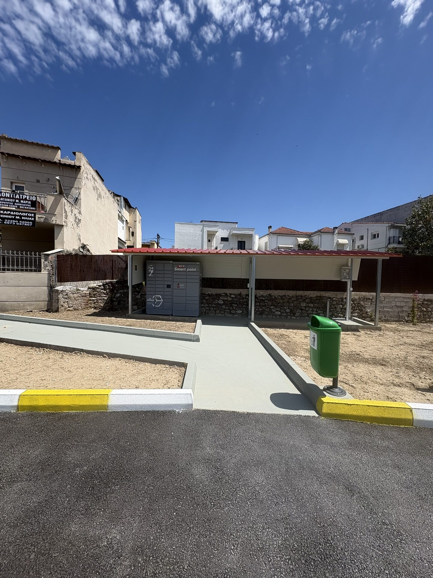 Στέγαστρο με αυτόματο σημείο παραλαβής δεμάτων